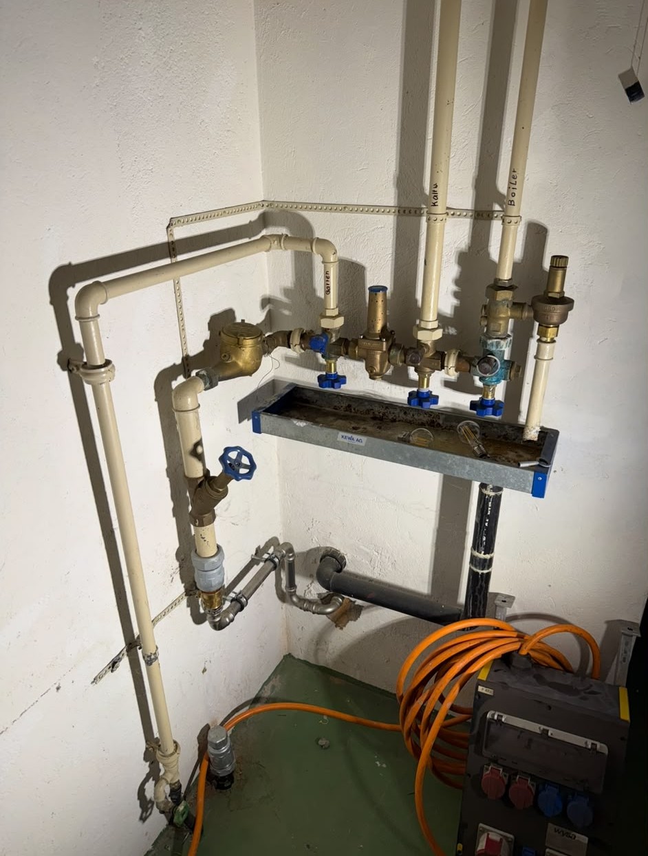 Verteilbatterie vorher – alte Installation